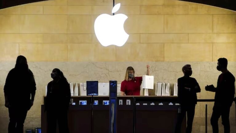 Apple accused by US labor board of imposing illegal workplace rules